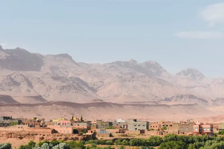 Petit village au pied des montagnes de l'Atlas au Maroc, Klein dorpje aan de voet van het Atlasgebergte in Marokko