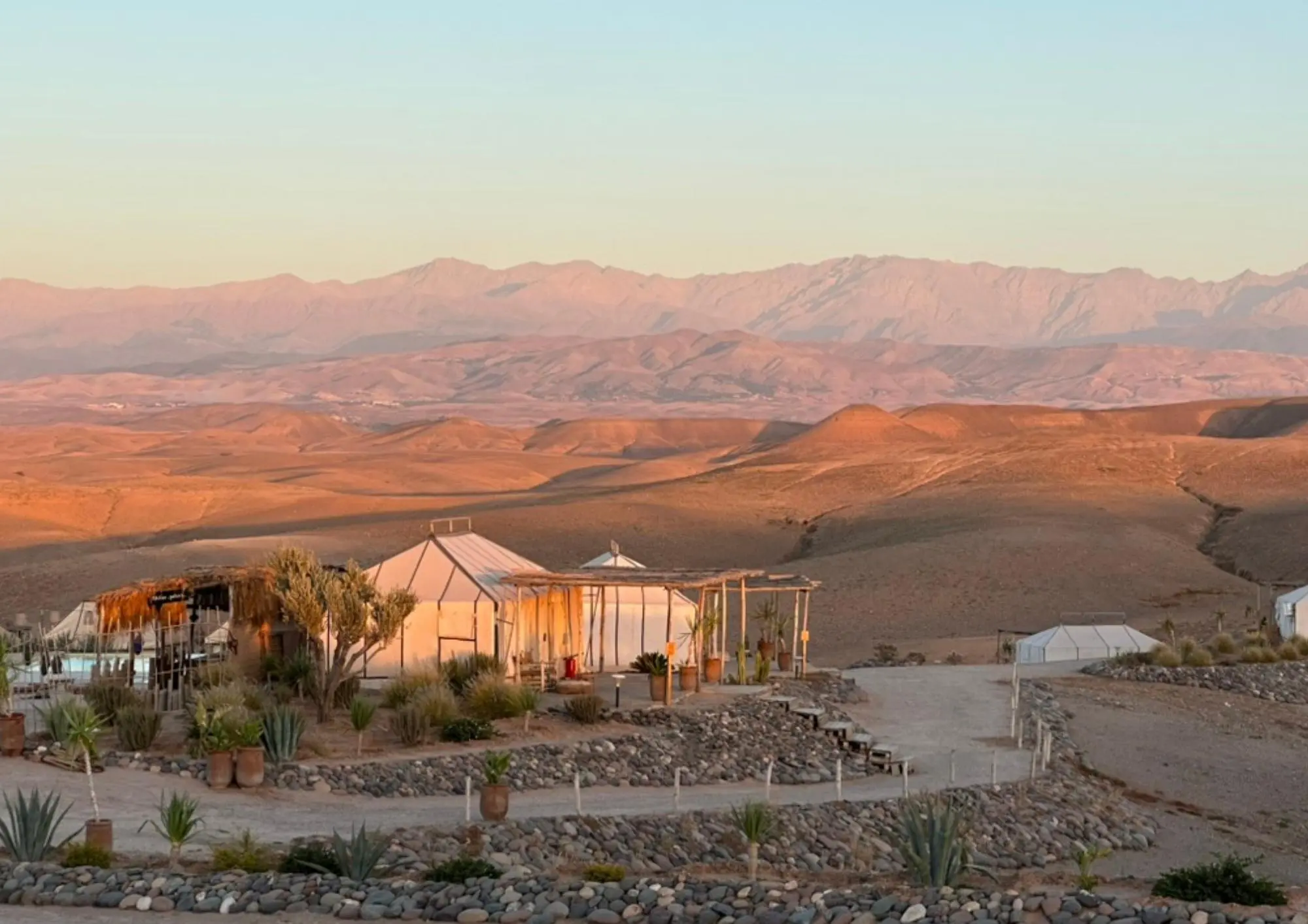 image d'un hôtel dans le désert d'Agafay au Maroc