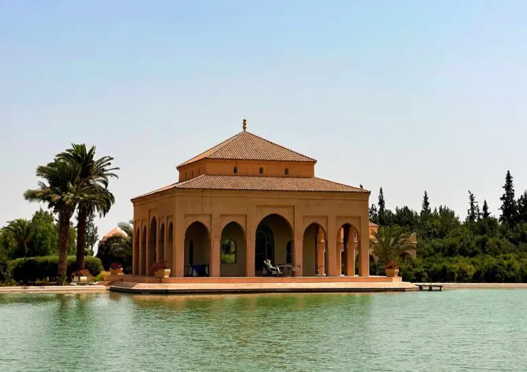 Image d'un palais au maroc entouré d'eau