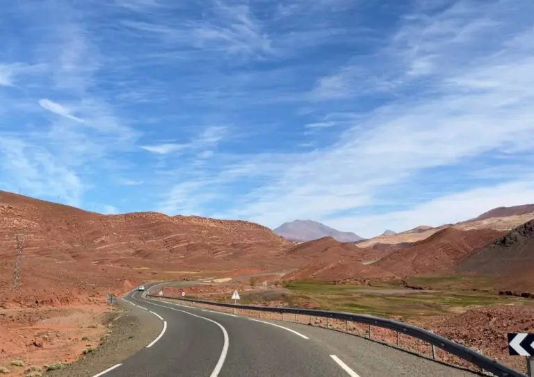 route dans un paysage marocain