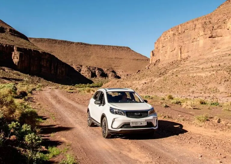 Photo d'une voiture blanche dans le désert marocain