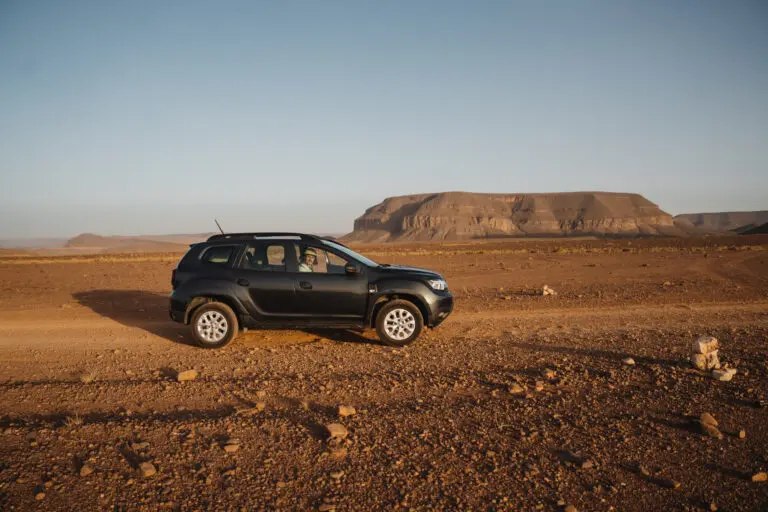Dacia duster dans le désert au maroc