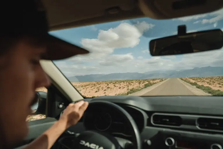 Dacia duster dans le désert au maroc