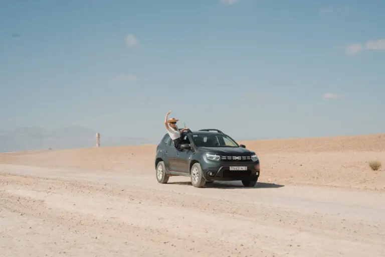 Dacia duster dans le désert au maroc