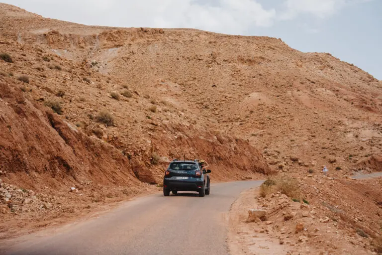 Dacia duster dans le désert au maroc