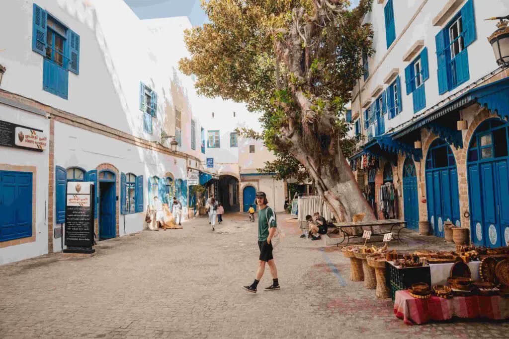 Mann, der sich in Essaouira umschaut.
