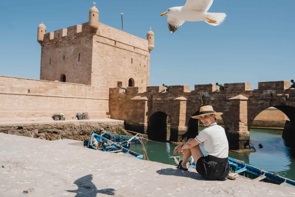 Port d'Essaouira mit einer Frau und einer Möwe