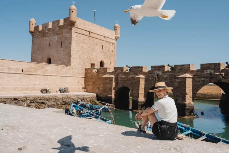 Port d'Essaouira mit einer Frau und einer Möwe