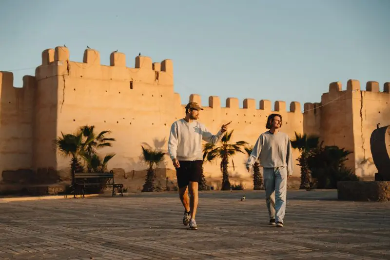 Paar vor den Mauern von Taroudant