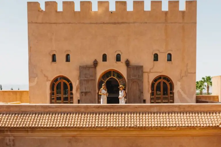 Touristes devant un palais marocain