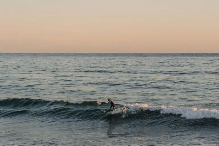Surfer auf einer Welle