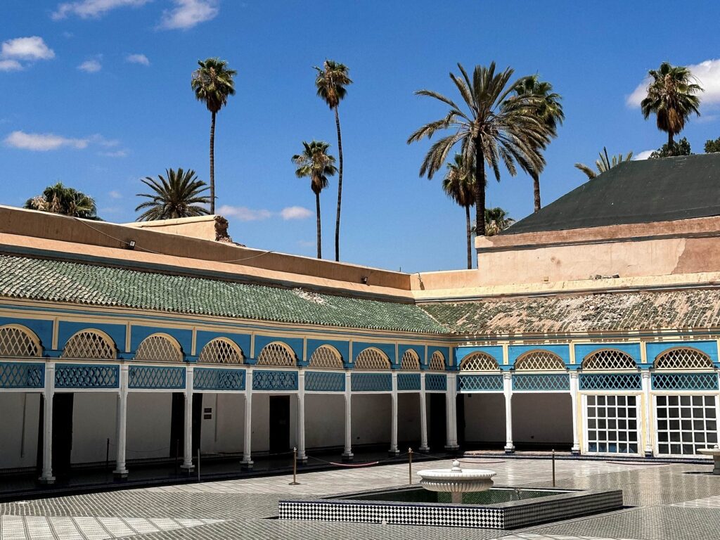 Palais de la Bahia in Marrakech met palmbomen op de achtergrond