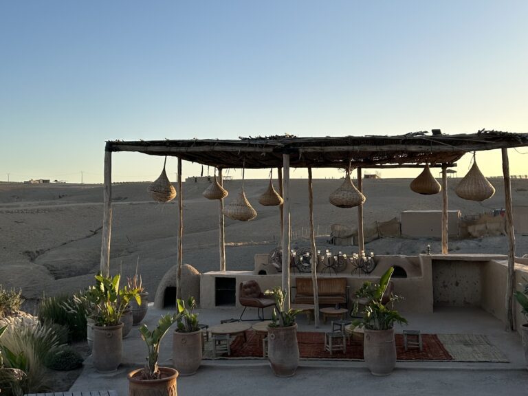 Hotel in the Agafay desert with a lounge area, Hotel in the Agafay desert with a lounge space.