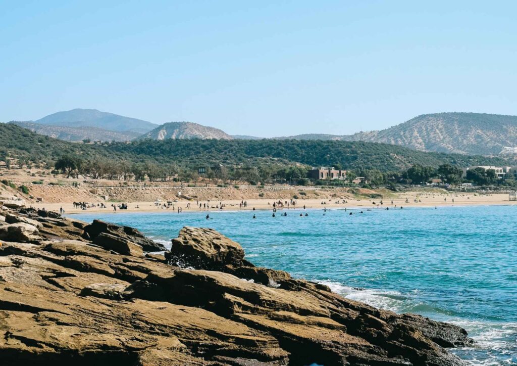 image de la plage au Maroc avec des montagnes dans le fond