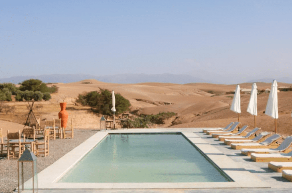 Piscine dans le désert au Maroc