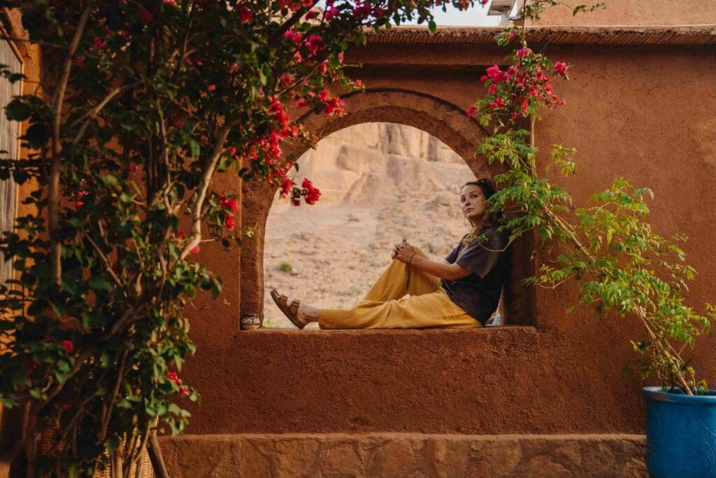 Femme assise dans un fenêtre au Maroc