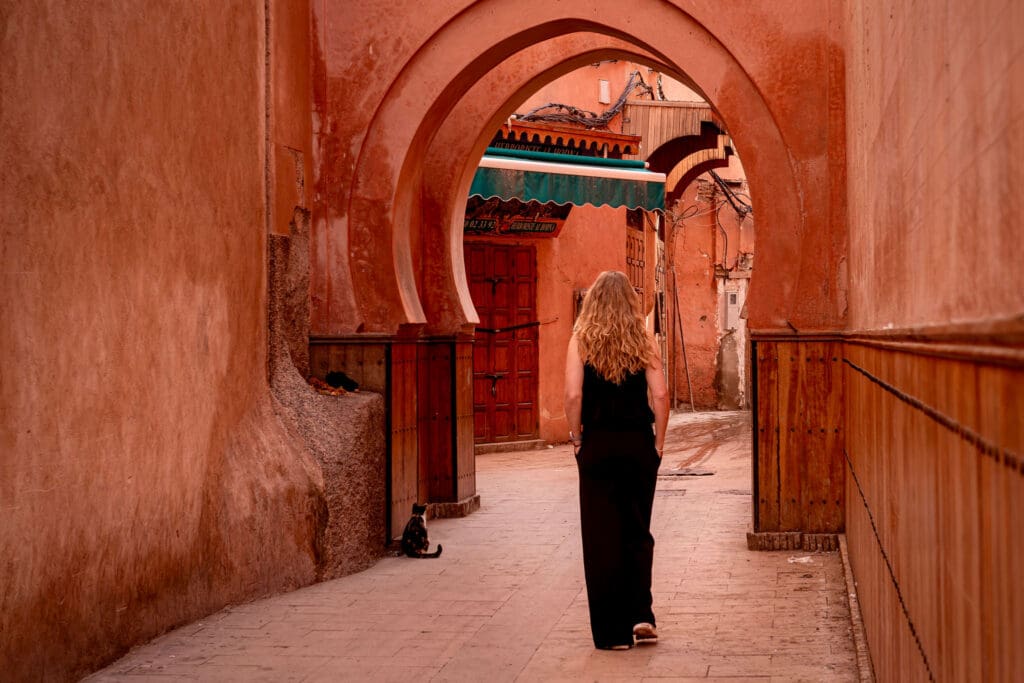 Vrouw die door een steeg in Marrakech loopt
